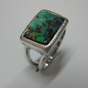 Anello opale boulder