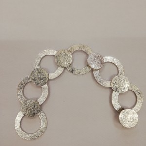 bracciale in argento di lastra battuta realizzato a mano
