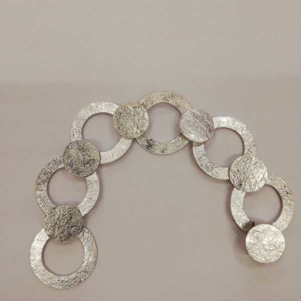 bracciale in argento di lastra battuta realizzato a mano
