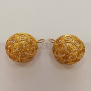 orecchini a mezza sfera pendenti traforati a mano