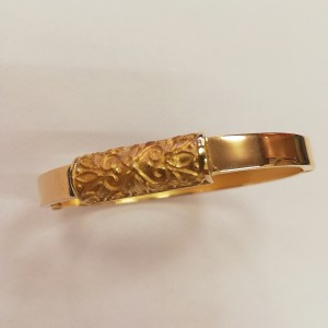 bracciale rigido lucido con decoro, apribile