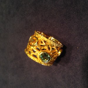 Anello a fascia oro giallo zaffiri multicolor