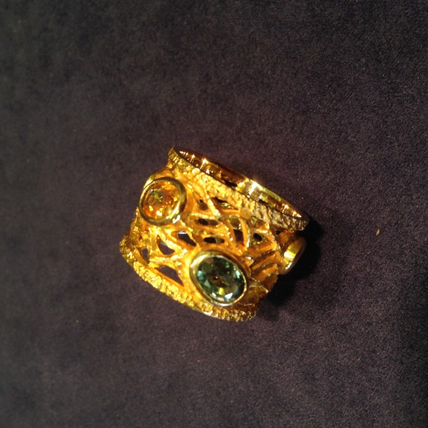 Anello a fascia oro giallo zaffiri multicolor