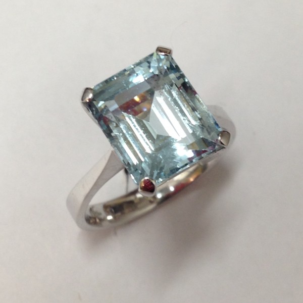 Anello acquamarina ottagonale oro bianco