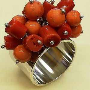 Anello a fascia con coralli rossi e arancio in argento