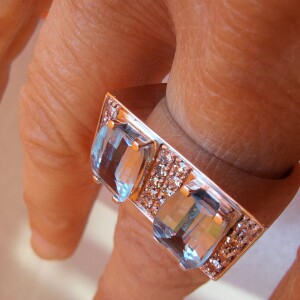Anello oro bianco topazi azzurri e brillanti