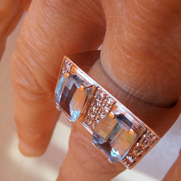 Anello oro bianco topazi azzurri e brillanti Anello oro bianco topazi azzurri e brillanti