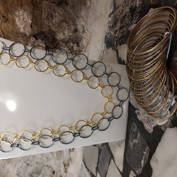 Collane e bracciali in oro bianco e argento brunito